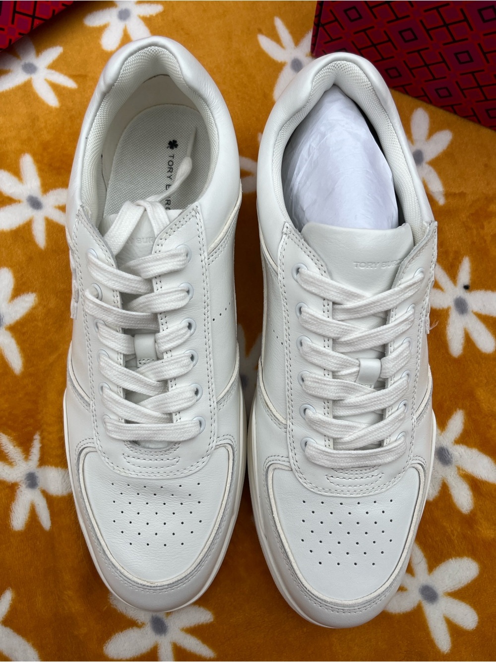 NEW NIB Tory Burch Clover Court Sneaker in Titanium White Size 10 Nappa Leather - Picture 11 of 16